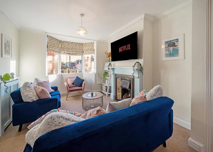 Cotswolds - 3 Bed House, With Garden, Wifi - Esho Stays