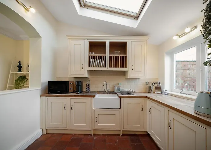 Cotswolds - 3 Bed House, With Garden, Wifi - Esho Stays